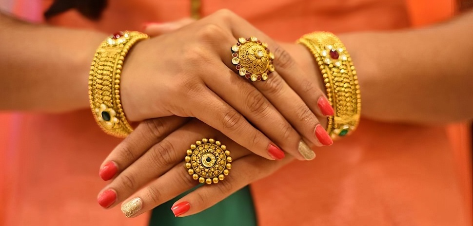 Elegant Gold Finger Ring