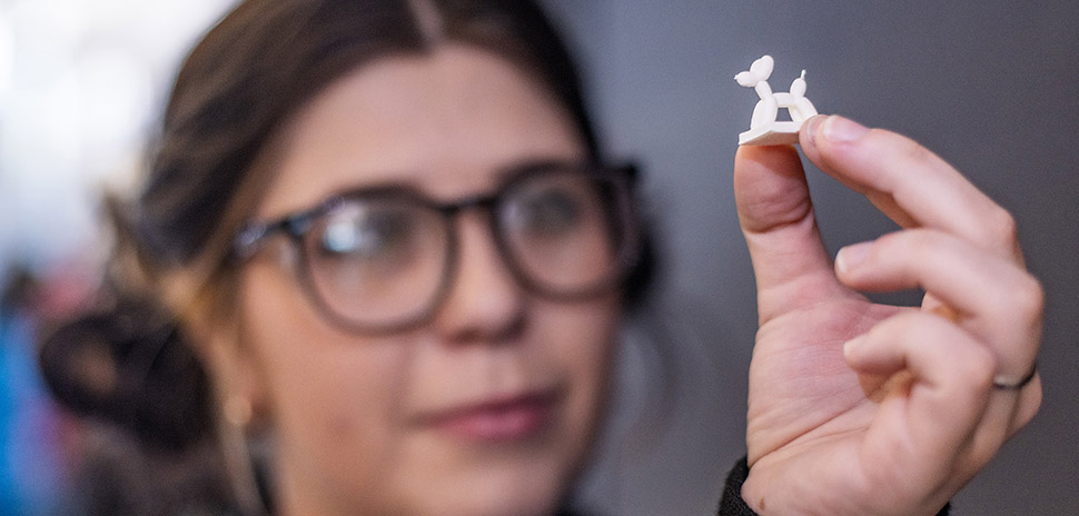 A balloon dog—but sturdier. UT Dallas researchers 3D-printed this foam figure to demonstrate the material’s strength, recyclability, and potential for shaping complex, customizable designs.