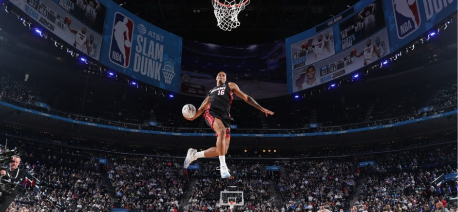 Keshad Johnson dunking basketball