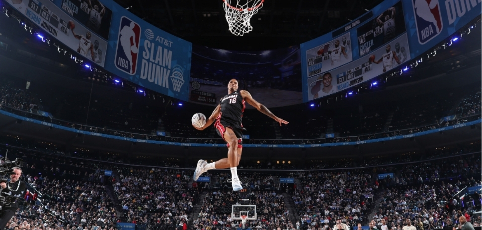 Keshad Johnson dunking basketball