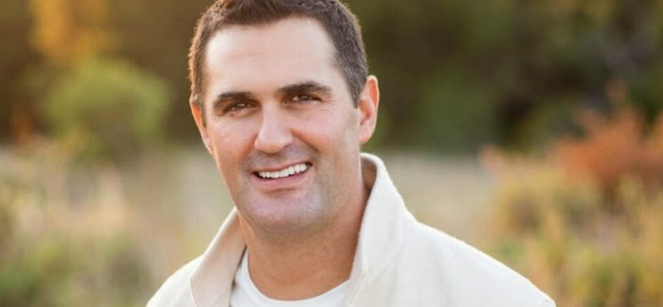 Alex Davis headshot